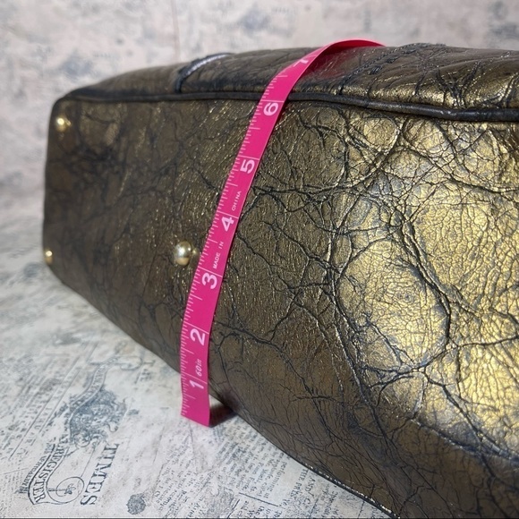 Yves Saint Laurent Rive Gauche Textured Leather Large Muse Tote - Picture 15 of 16